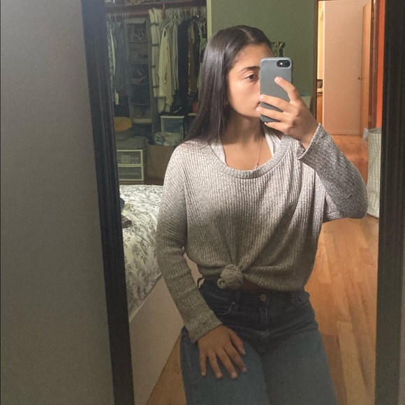 FALL SALE 🍂 Grey lightweight knit sweater - Picture 3 of 5